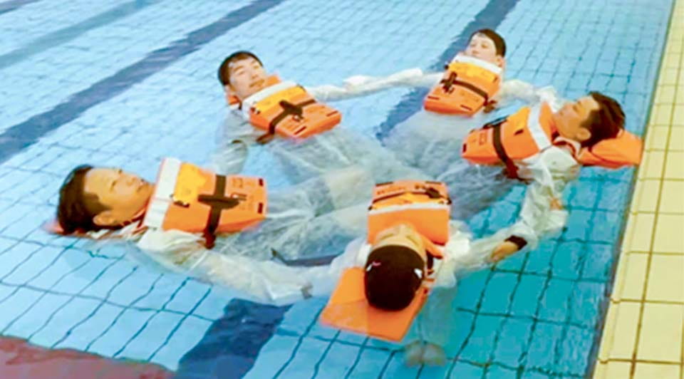 救命胴衣着用しての訓練の様子